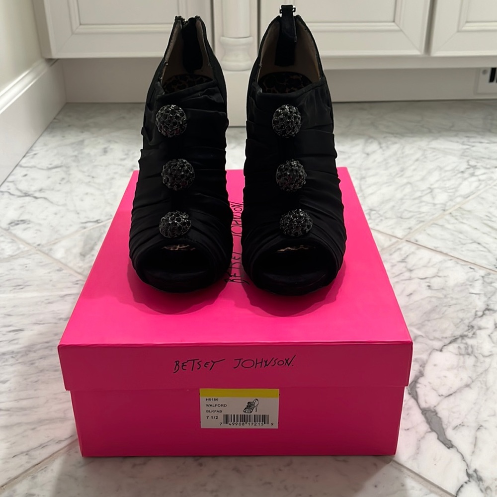 Betsey Johnson Walford Pump
